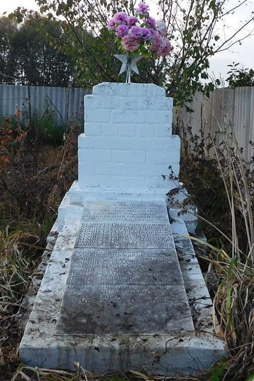 с. Красностав Борзнянского р-на. Братская могила 12 мирных жителей, сожженных фашистами в 1942 году.