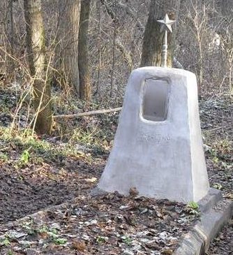 с. Орловка Ямпольского р-на. Братская могила мирных жителей, которые погибли от рук фашистов 19 марта 1942 года. 