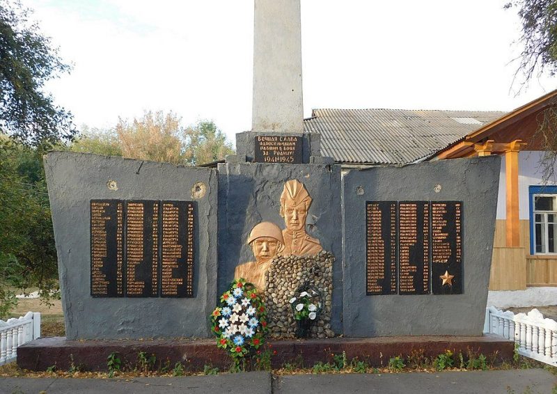 с. Красностав Борзнянского р-на. Памятник, установленный в 1973 году в честь 150 воинов-односельчан, погибших в годы войны.