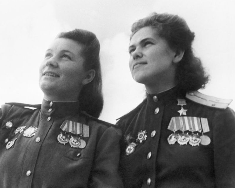 Летчицы Герой Советского Союза старший лейтенант Руфина Гашева и Серафима Амосова. 1945 г. 