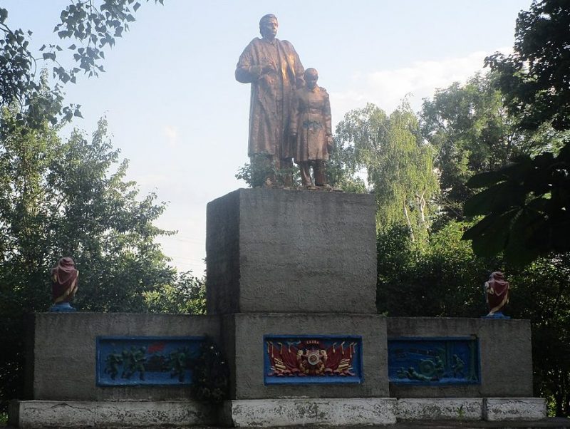 с. Верхняя Сыроватка Сумского р-на. Памятник, установленный на братской могиле советских воинов.