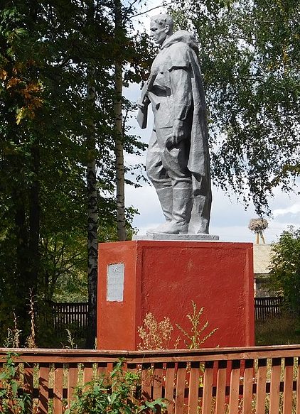 с. Любомудровка Борзнянского р-на. Братская могила, в которой похоронено 3 советских воина, погибших при обороне села. 