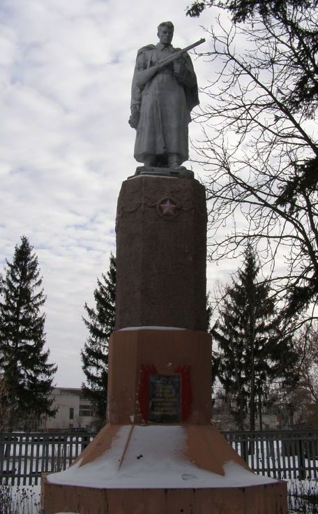 с. Рыботин Коропского р-на. Памятник, установленный в 1955 году на братской могиле воинов, погибших при освобождении села. 