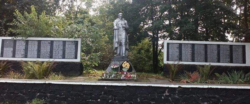 с. Александровка Корюковского р-на. Памятник, установленный на братской могиле советских воинов, погибших при освобождении села в сентябре 1943 года и памятный знак воинам-односельчанам.