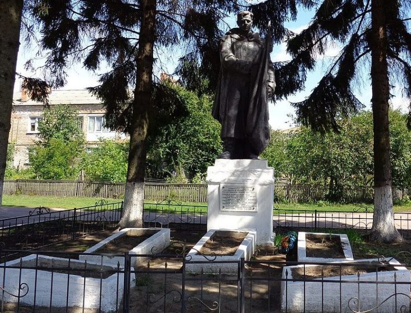 с. Николаевка Борзнянского р-на. Памятник, установленный в 1967 году на братской могиле, в которой похоронено 5 советских воинов, погибших в сентябре 1943 году освобождение села.