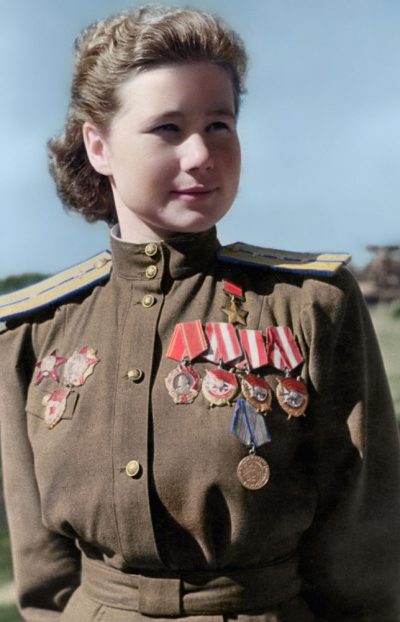 Герой Советского Союза, командир эскадрильи капитан Мария Смирнова. 1945 г.