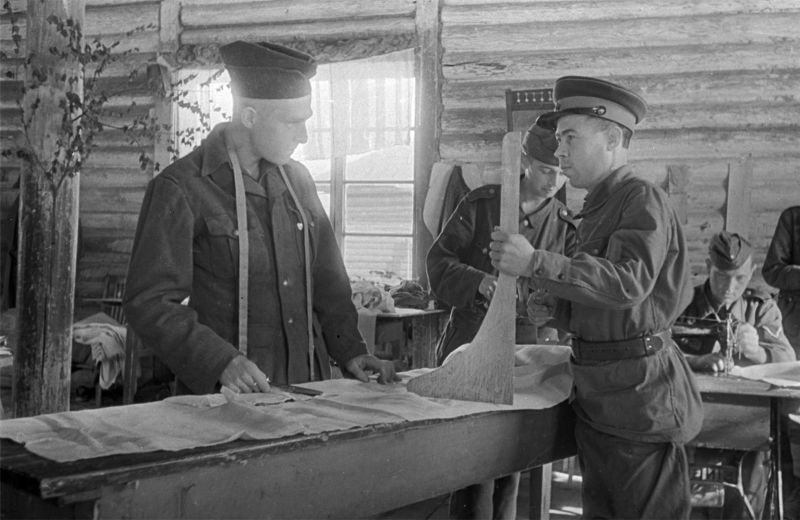 Румынские и немецкие военнопленные в швейном цехе советского лагеря для военнопленных. 1944 г. 