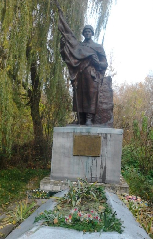 с. Оленовка Борзнянского р-на. Братская могила 25 советских воинов, погибших в боях за село.