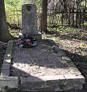 с. Дачное Корюковского р-на. Братские могилы советских воинов.