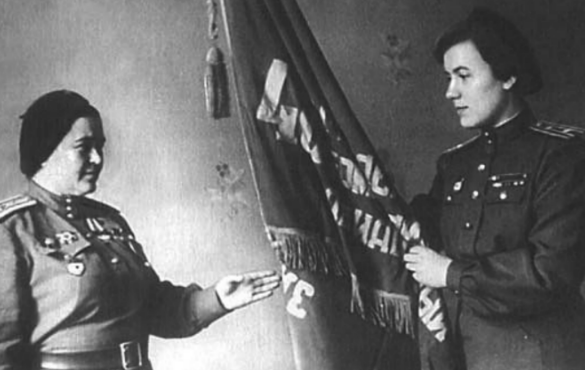 Комиссар Евдокия Рачкевич принимает знамя полка для сдачи в музей. 1945 г. 