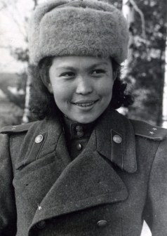 Хиуаз Доспанова – штурман 46-го авиаполка - впоследствии Народный Герой Казахстана. 1945 г.