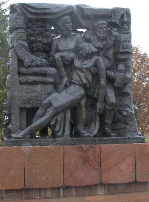 Скульптурные группы на мемориале.