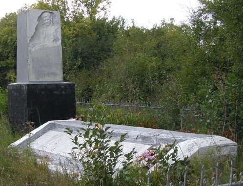  с. Плиски Борзнянского р-на. Братская могила 548 военнопленных и местных жителей, расстрелянных в 1941-1943 годах. 