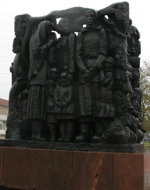 Скульптурные группы на мемориале.