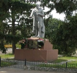  с. Плиски Борзнянского р-на. Памятник, установленный на братской могиле, у которой похоронено 10 советских воинов.