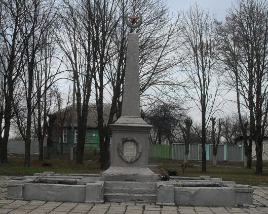 п. Ямполь. Памятник подпольщикам и партизанам, установленный в 1961 году.