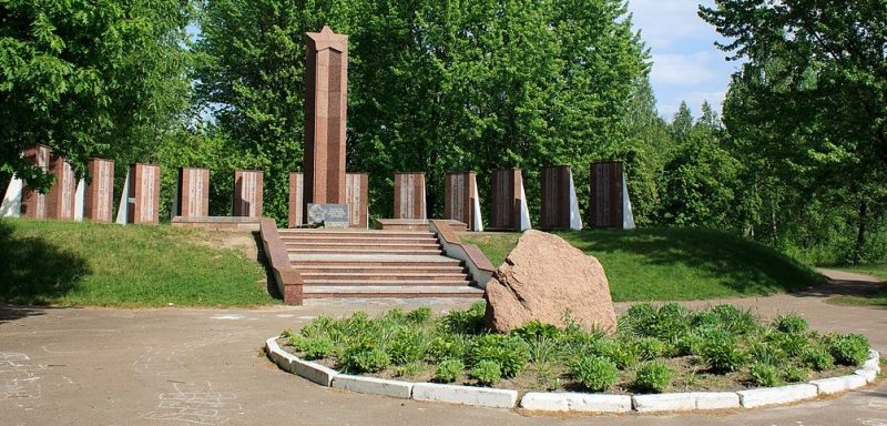 г. Корюковка. Мемориальный комплекс в парке Памяти, установленный в 1985 году в честь 1232 воинов-земляков, погибших в годы войны.