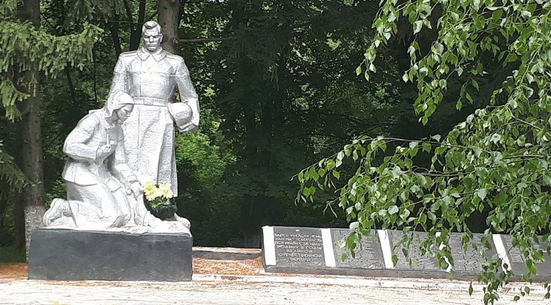 с. Яцино Путивльского р-на. Памятник, установленный на братской могиле советских воинов.