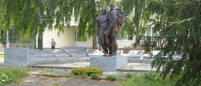 с. Плиски Борзнянского р-на. Памятник погибшим воинам-односельчанам.