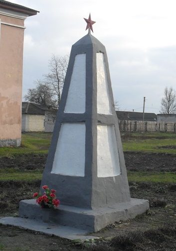 п. Ямполь. Памятный знак погибшим учителям и ученикам, установленный во дворе школы №1. 