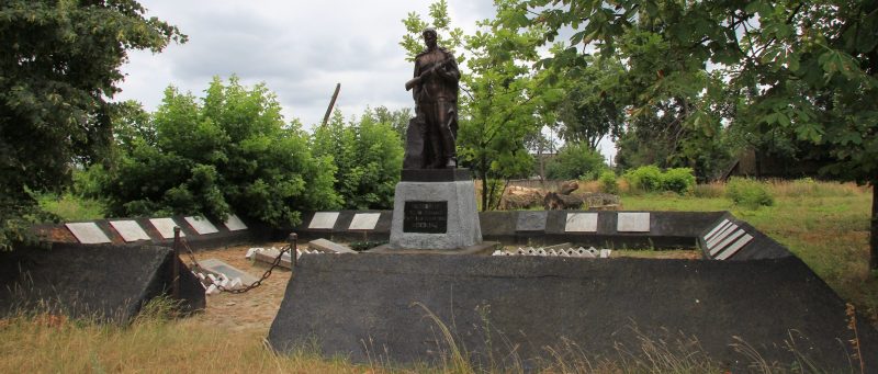 с. Прачи Борзнянского р-на. Памятник, установленный на братской могиле, в которой похоронен 21 советский воин, в т.ч. 8 неизвестных.