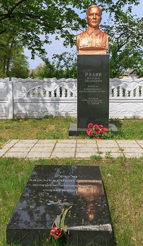 г. Корюковка. Бюст И. Рудию и группа братских и одиночных могил советских воинов.