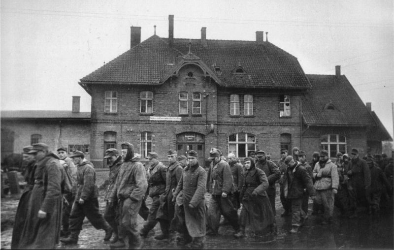 Немецкие военнопленные, захваченные в полосе наступления 3-го Белорусского фронта, в городе Ландсберг 1944 г. 