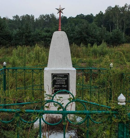 г. Корюковка. Братская могила связного партизан Лапчинского М.А. и 5 рабочих лесничества, замученных фашистами в октябре 1941 года.