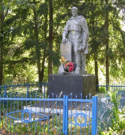 с. Смоляж Борзнянского р-на. Памятник, установленный в 1967 году на братской могиле, в которой похоронено 35 советских воинов, в т.ч. 25 неизвестных, погибших при освобождении села.