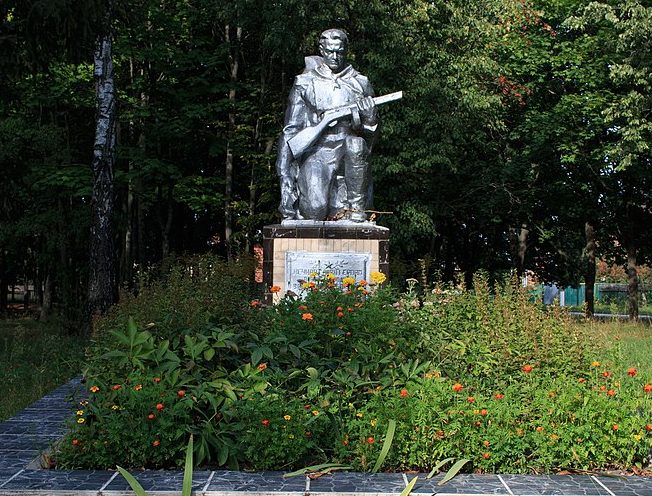 с. Наумовка Корюковского р-на. Памятник, установленный на братской могиле, в которой похоронено 33 советских воинов, погибших в сентябре 1943 года.