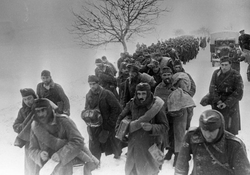 Колонны плененных венгерских солдат. 1945 г.