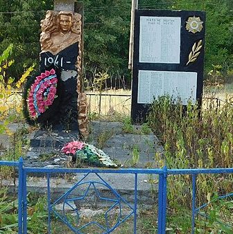 с. Степановка Борзнянского р-на. Памятный знак 128 воинам-односельчанам, установленный в 1971 году.