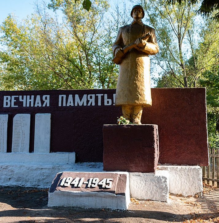 с. Савинки Корюковского р-на. Памятный знак 306 односельчанам, погибшим в годы гражданской и Великой Отечественной войн, установленный в 1974 году.