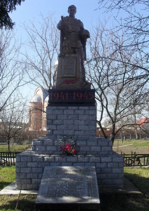 п. Степановка Сумского р-на. Памятник, установленный на братской могиле советских воинов.