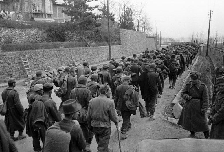 Колонна венгерских солдат в районе озера Балатон. 1945 г. 