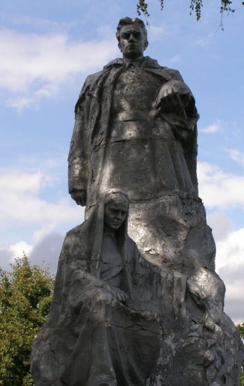Скульптурная часть памятника.