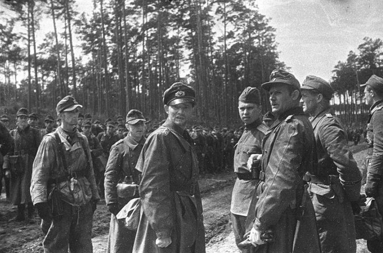 Капитуляция немцев на косе Фриш-Нерунг, Восточная Пруссия. 1945 г. 