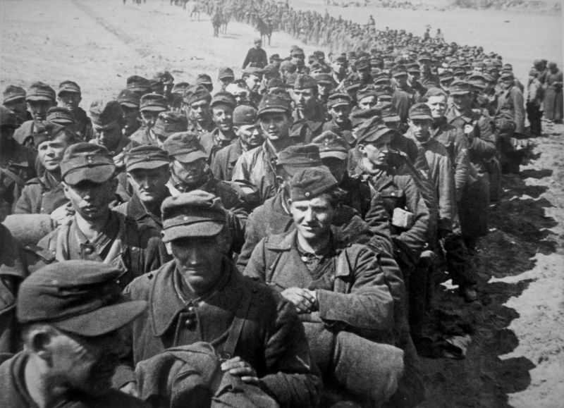 Немецкие военнопленные, захваченные при взятии Кёнигсберга. 1945 г. 