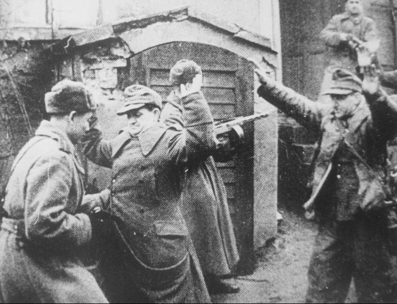 Немецкие солдаты в Берлине сдаются в плен советским войскам. 1945 г. 