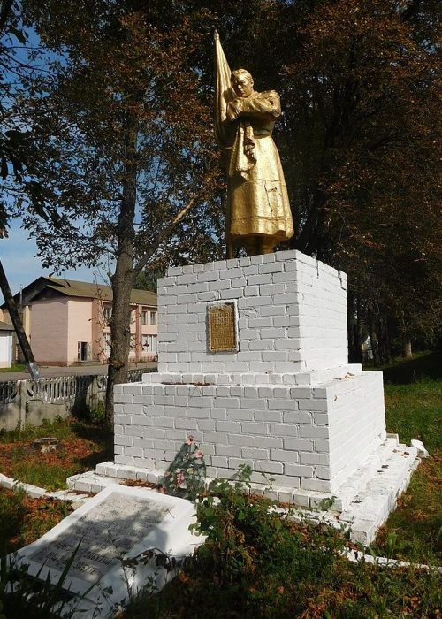 с. Ядуты Борзнянского р-на. Памятник, установленный в 1969 году на братской могиле, в которой похоронено 28 советских воинов, погибших при освобождении села в сентябре 1943 году.