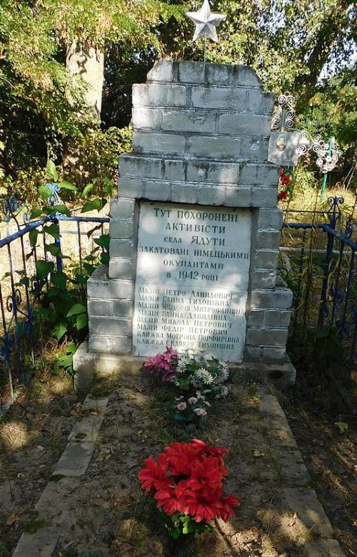 с. Ядуты Борзнянского р-на. Братская могила советских воинов, погибших при освобождении села от фашистов в сентябре 1945 года.