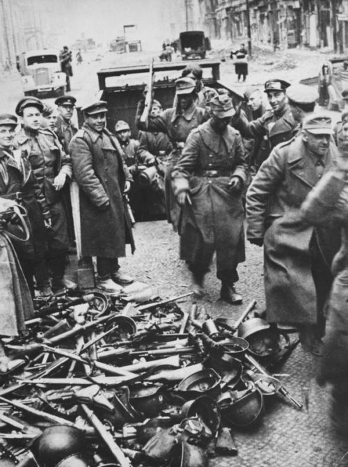 Немецкие солдаты в Берлине сдаются в плен советским войскам. 1945 г.
