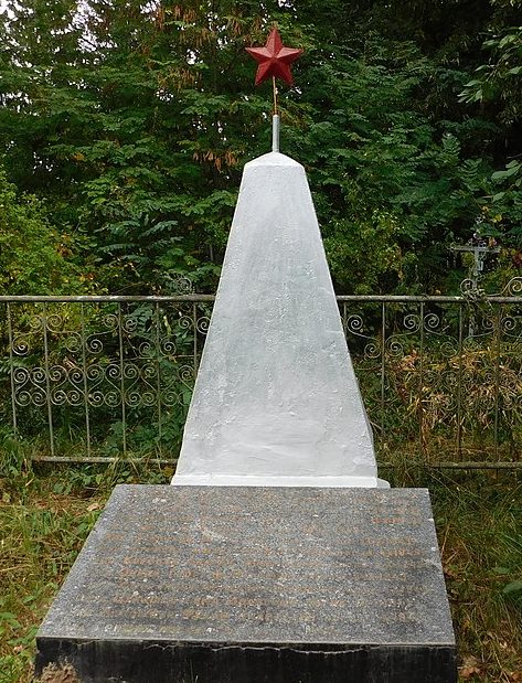 с. Ядуты Борзнянского р-на. Братская могила советских воинов, погибших и умерших от ран в сентябре 1943 года.