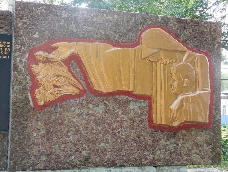 с. Ядуты Борзнянского р-на. Памятный знак 364 воинам-односельчанам и мирным жителям.
