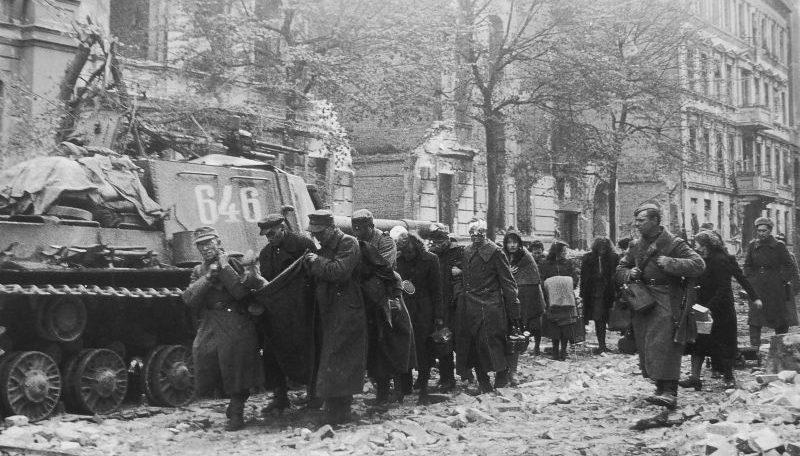 Пленные на улицах Берлина. 1945 г. 