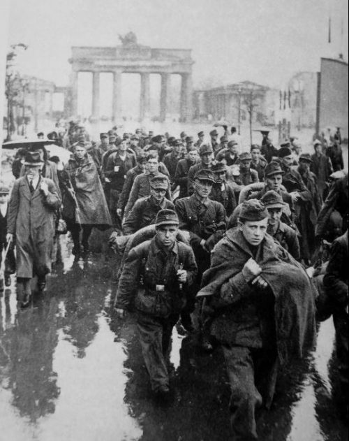 Пленные на улицах Берлина. 1945 г.