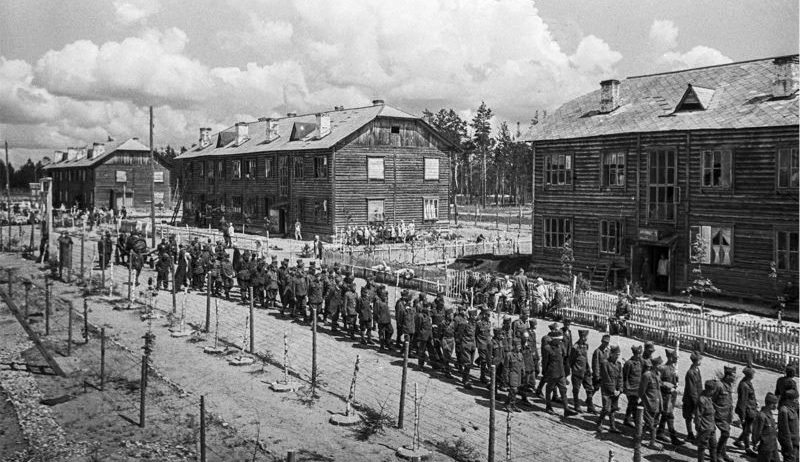Солдаты Вермахта и румынской армии в советском лагере для военнопленных. 1945 г. 