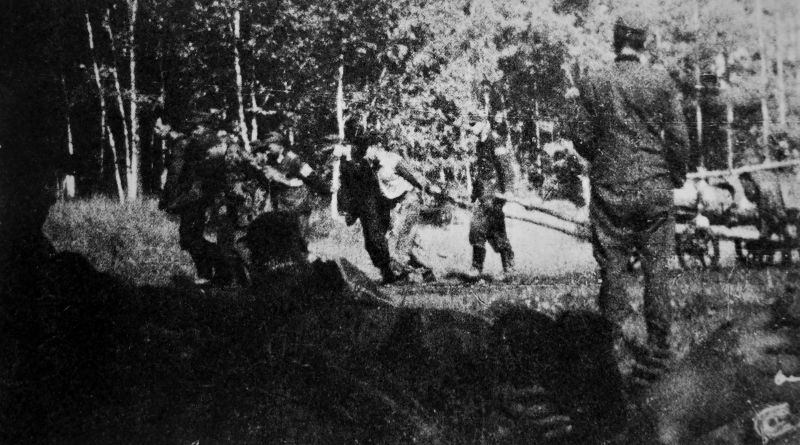 Немецкие военнопленные из лагеря в Елабуге тянут повозку с бревном к месту лесосплава на берегу Камы.1945 г. 