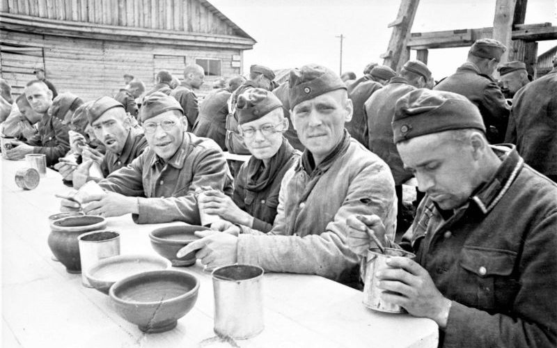 Обед в советском лагере для военнопленных. 1945 г.