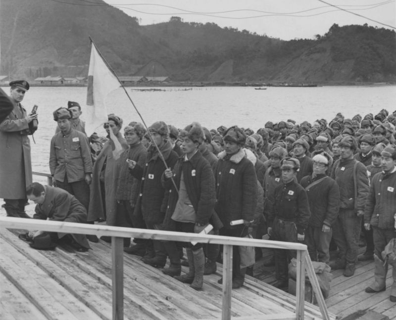 Репатриированные японские солдаты, возвращающиеся из Сибири, ждут, чтобы сойти с корабля на берег. Япония, 1946 г.